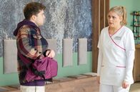 In aller Freundschaft – Als Miriam Schneider (Christina Petersen) am Morgen ihrem Freund und Kollegen Kris Haas (Jascha Rust) begegnet, ist dieser ziemlich durch den Wind.