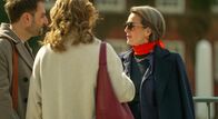 Rote Rosen – ARD ROTE ROSEN FOLGE 4400 Uhr im ERSTEN. Lou (m. Eva-Maria Grein von Friedl) und Victoria (r. Caroline Schreiber) versöhnen sich überraschend. Lou kann das EmKa-Kapitel befreit abschließen. Daniel (l. Daniel Fritz) ist an ihrer Seite...