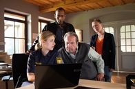 Watzmann ermittelt – Die Ermittlungen im Fall Gruber gehen weiter. Caro (Sarah Thonig, l.) zeigt ihren Kollegen Jerry (Peter Marton, h.), Beissl (Andreas Giebel, 2.v.r.) und Sophia (Katharina Leonore Goebel, r.) die Aufnahmen der Überwachungskamera.