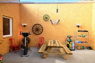 Promi Big Brother – Der Innenhof mit Fitnessgeräten und Sitzecke.