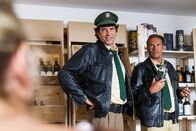 Hubert und Staller – Revierleiter Girwidz hat Geburtstag und Hubert (Christian Tramitz, rechts) und Staller (Helmfried von Lüttichau, Mitte) wollen einen besonders edlen Tropfen für ihn besorgen. Dazu lassen sie sich von Paula Hüttmann (Sarah Anna Vinocur) beraten.