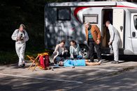 Die Rosenheim-Cops – Rechtsmedizinerin Dr. Dimos (Anastasia Papadopoulou, 2.v.l.) schildert den Hauptkommissaren Beck (Michaela Weingartner, M.) und Stadler (Dieter Fischer, r.) den mutmaßlichen Tathergang. Spurensicherer (Komparsen) arbeiten am Tatort rund um das Opfer (Komparsin).