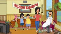 Bob's Burgers – Planen Bed & Breakfast, um an einem langen Wochenende Profit zu machen: Bob (r.), Linda (2.v.r.), Louise (l.), Gene (M.) und Tina (2.v.l.) ...