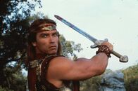 Red Sonja – Kalidor (Arnold Schwarzenegger) führt sein Schwert gegen die Schurken.