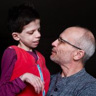 Re: – Petr Smeral ist der alleinige Betreuer seiner schwerstbehinderten Tochter Simonka.