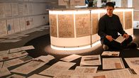 SOKO Stuttgart – Ein Fall mit vielen Rätseln: Der Betreiber eines Escape Rooms wurde erschlagen aufgefunden und Kommissar Rico Sander (Benjamin Strecker) sowie Streifenpolizistin Sibylle Beyer (Bärbel Stolz) durchforsten die gesamten Unterlagen des Rätselerfinders. Lässt sich in diesen tatsächlich ein Hinweis auf das Motiv der Tatperson finden?