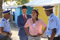 Death in Paradise – Dwayne Myers (Danny John-Jules, l.), Oliver (Stefano Braschi, 2.v.l.), Florence Cassell (Joséphin Jobert, 2.v.r.) und J.P. (Tobi Bakare, r.) sind am Ermitteln.