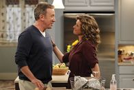 Last Man Standing – Mike (Tim Allen, l.) muss seine Frau Vanessa (Nancy Travis, r.) trösten, weil sie im Kindergarten älter geschätzt wurde als sie ist ...