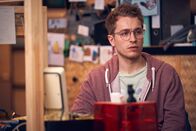 Start the fck up – Jens (László Branko Breiding) programmiert oft rund um die Uhr und versucht, Kennys Ideen umzusetzen.