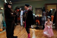 Modern Family – v.li.: Cameron Tucker (Eric Stonestreet), Mitchell Pritchett (Jesse Tyler Ferguson), Lily Tucker-Pritchett (Aubrey Anderson-Emmons).