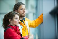 Die Bergretter – Die Sorge um Katharina (Luise Bähr) lässt Markus (Sebastian Ströbel) nicht los. Wie wird sie mit ihrem Verlust fertig?