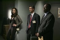 Criminal Minds – (v.l.n.r.) Elle Greenaway (Lola Glaudini); Sam Shapiro (Michael B. Silver); Warden Charles Diehl (Roger Aaron Brown)