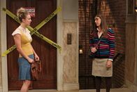 The Big Bang Theory – Ihre Männer geraten in Streit: Amy (Mayim Bialik, l.) und Penny (Kaley Cuoco, r.) ...