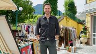 Hoagascht – Richard Deutinger posiert für ein Foto am Flohmarkt in Bad Ischl