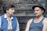 Der Bergdoktor – Arthur Distelmeier (Martin Feifel, r.) ist über den Besuch von Lisbeth (Monika Baumgartner, l.) nicht erfreut.