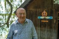 Heimatleuchten – Rudertrainer Horst Scheibl vom Ruderclub Möve am Wallersee posiert für ein Foto während ServusTVs „Heimatleuchten – Meer Gefühl - Im Salzburger Land“ am Wallersee, Salzburg, Österreich am 01.08.2024.