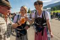 Daheim in den Bergen – Heimkehrerin Lisa (Theresa Scholze, Mitte) und ihre Schwester Marie (Catherine Bode, re.) verkaufen Bier auf dem Volksfest.