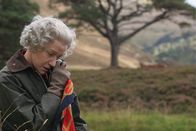 Die Queen – Die Queen (Helen Mirren) sucht ein bisschen Ruhe in der schottischen Natur. Dabei gehen ihr das Schicksal eine kapitalen Hirschbocks sowie die Ereignisse in London sehr nahe - auch, wenn sie das niemals in der Öffentlichkeit zeigen würde.