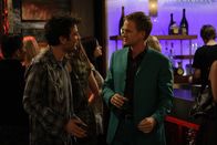How I Met Your Mother – Es ist St. Patricks Day. Ted (Josh Radnor, l.) hat überhaupt keine Lust auf die verrückten Partys. Als jedoch Barney (Neil Patrick Harris, r.) mit zwei scharfen Mädels vor der Tür steht, lässt er sich breitschlagen ...