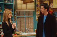 Friends – Obwohl Rachel (Jennifer Aniston, l.) ihren Job verloren hat, freut sie sich für Ross (David Schwimmer, r.), der eine Anstellung auf Lebenszeit bekommen hat ...