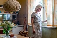 Lauchhammer - Tod in der Lausitz – Jennifer Schinschke (Martina Schöne-Radunski) in ihrer aufgeräumten Wohnung