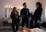 Wild Cards – Max Mitchell (Vanessa Morgan, l.); Cole Ellis (Giacomo Gianniotti, M.)