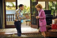 Two and a Half Men – Alan Harper (Jon Cryer, l.); Evelyn Harper (Holland Taylor, r.)