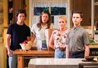 Young Sheldon – (v.l.n.r.) Georgie Cooper (Montana Jordan); Mary Cooper (Zoe Perry); Mandy (Emily Osment); Sheldon Cooper (Iain Armitage)
