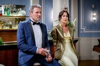 Sturm der Liebe – Christoph (Dieter Bach) sieht ein, dass er sich gegenüber Sophia (Krista Brikner) unfair verhält.