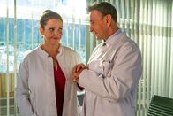 Der Bergdoktor – Auch wenn sie mit der Entscheidung von Jens-Torben nicht gerechnet hätten, Dr. Vera Fendrich (Rebecca Immanuel) und Dr. Alexander Kahnweiler (Mark Keller) sind stolz auf ihren Sohn.
