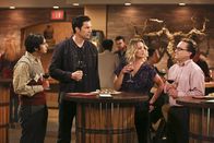 The Big Bang Theory – Raj (Kunal Nayyar, l.), Leonard (Johnny Galecki, r.), Howard und Amy begleiten Penny (Kaley Cuoco, 2.v.r.) zu einer Weinverkostung. Dort treffen sie zufällig auf Pennys Exfreund Zack (Brian Smith, 2.v.l.). Währenddessen amüsieren sich Bernadette und Sheldon zuhause besser, als gedacht ...