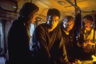 Mimic – Dr. Susan Tyler (Mira Sorvino, l.), Peter (Jeremy Northam), Leonard (Charles S. Dutton) und Manny (Giancarlo Giannini, r.) versuchen verzweifelt einen Weg zu finden, die übernatürliche Invasion zu verhindern.