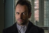 Elementary – Heftet sich an die Fersen des unberechenbaren Kriminellen Martin Ennis: Sherlock Holmes (Jonny Lee Miller) ...