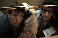 Vorwärts immer! – Die Schauspieler Steffen Kelm (Steffen Scheumann) und Otto (Jörg Schüttauf, rechts) in der Rolle ihres Lebens.