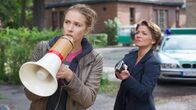 SOKO Wismar – Martina Neuhaus (Rebecca von Mitzlaff, l.) soll versuchen, mit ihrem Freund Felix Kuhn Kontakt aufzunehmen, doch aus dem Revier kommt keine Reaktion des Geiselnehmers. Katrin Börensen (Claudia Schmutzler, r.) folgt ihr mit einer Schusswaffe.