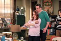 How I Met Your Mother – Während Ted sich mit Victoria, einer Ex-Freundin, trifft, ist Robin (Cobie Smulders, r.) damit beschäftigt, das perfekte Bild von Marshall (Jason Segel, 2.v.r.) und Lily (Alyson Hannigan, 2.v.l.) und ihrem Sohn Marvin zu schießen. Doch das ist gar nicht so einfach ...