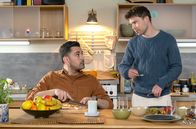 In aller Freundschaft – Ilay Demir (Tan Caglar, li.) und Kris Haas (Jascha Rust, re.) erwarten Ilays Mutter zu Besuch.