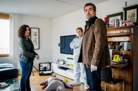Tatort – Am frühen Morgen werden Liz Ritschard (Delia Mayer, li.), Corinna Haas (Fabienne Hadorn, Mitte) und Reto Flückiger (Stefan Gubser) an einen Tatort gerufen. Die Tote war Wirtschaftsprofessorin an der Uni Luzern und wurde mit einer Schere erstochen.; rbb Fernsehen TATORT: FRISS ODER STIRB Uhr. Am frühen Morgen werden Liz Ritschard (Delia Mayer, li.), Corinna Haas (Fabienne Hadorn, Mitte) und Reto Flückiger (Stefan Gubser) an einen Tatort gerufen. Die Tote war Wirtschaftsprofessorin an der Uni Luzern und wurde mit einer Schere erstochen.