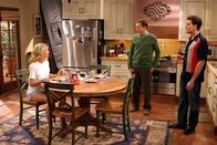 Two and a Half Men – Nachdem Frankie (Jenna Elfman, l.) Charlie (Charlie Sheen, r.) klargemacht hat, dass sie niemals Sex mit ihm haben wird, malt sich Alan (Jon Cryer, M.) bei Frankie Chancen aus ...