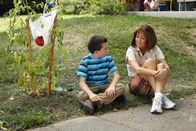 The Middle – Brick (Atticus Shaffer, l.) hat sich ein neues Projekt für den Sommer vorgenommen: Er will eine Tomate züchten. Unterdessen versucht Frankie (Patricia Heaton, r.) mit allen Mitteln, ihre Kinder dazu zu bringen, ein Lieblings-Elternteil zu nennen ...