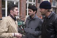 Der letzte Bulle – Hat der arrogante Schüler Fynn Erik Kleinfeld (Oliver Moser, l.) seine Lehrerin ermordet, weil sie ihn angeblich auf dem Kieker hatte? Mick (Henning Baum, r.) und Andreas (Max Grill, M.) tappen noch im Dunkeln.