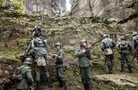 Der Krieg und ich – Justus (Arved Friese) und Kurt (Anton Petzold) beim Geländetraining. Innerhalb weniger Wochen werden die Jungen in den letzten Kriegstagen zu Soldaten ausgebildet.