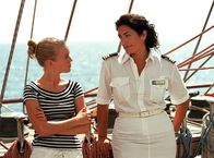 Unter weißen Segeln – Cruisedirektorin Marlene (Christine Neubauer, re.) kümmert sich um Stefanie (Frauke Schönhals), die als Praktikantin an Bord der "Royal Clipper" ihren Liebeskummer vergessen will.