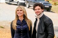 Die Bergretter – Für das Jubiläumsfest seines Familienunternehmens hat Lukas Ritt (Aaron Karl) die Event-Managerin Isabell Klett (Heidi Klum) engagiert.