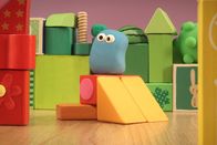 Guetnachtgschichtli – Guetnachtgschichtli Die Mini Boings – Labyrinth und Balanciere Staffel 2 Folge 5 Ein blauer Mini Boing sitzt oben auf einigen Spielblöcken. Copyright: SRF/Aardman