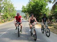 Verrückt nach Meer – Miriam und Helmut Eberle machen früh einen Fahrradausflug. Ehefrau Miri ist nicht so ganz begeistert. Die Inselwelt Langkawis erkunden die beiden gemeinsam mit den Guides Kirien und Farrah.