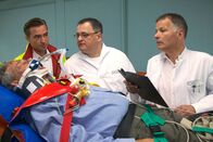 In aller Freundschaft – ARD/MDR IN ALLER FREUNDSCHAFT, "Im Eifer des Gefechts" Uhr im ERSTEN. Nachdem Arzus Mutter überraschend in Leipzig vor der Tür ihrer Tochter stand, wird in die Sachsenklinik vom Notarzt (Markus Neumann, li.) ein Verletzter nach einem Autounfall eingeliefert. Dr. Roland Heilmann (Thomas Rühmann, re.) und Pfleger Hans-Peter Brenner (Michael Trischan, mi.) erkennen ihn sofort - Arzus Vater Klaus Ritter (Rolf Kanis, liegend).