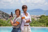 Deadly Tropics – Mélissa Sainte-Rose (Sonia Rolland, r.) und Gaëlle Crivelli (Béatrice de la Boulaye, l.) ermitteln wieder in einem düsteren Mordfall, wobei ein scheinbar gütiger Pfarrer tot in einer Kirche aufgefunden wird.