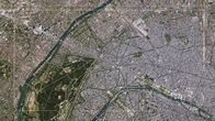 Wunderwerke der Weltgeschichte – Paris von oben. Der Louvre im Zentrum von Paris ist einer der wichtigsten Prachtbauten der Stadt.