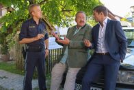 Die Rosenheim-Cops – Die Rosenheimer Kommissare fassen erste Ermittlungsergebnisse zusammen: Polizist Michi Mohr (Max Müller), Kommissar Korbinian Hofer (Joseph Hannesschläger) und Kommissar Sven Hansen (Igor Jeftic).
